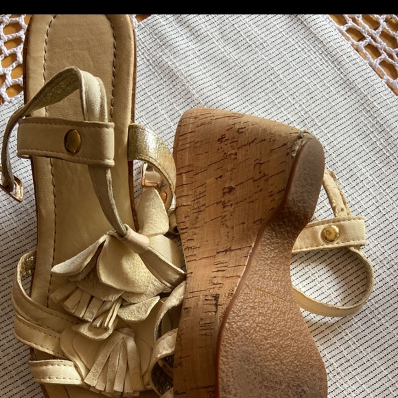 Cork wedges with cream colored straps and flower petal pattern - Picture 5 of 5